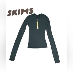 SKIMS Fits Everybody Long Sleeve T-Shirt | Black | XXS